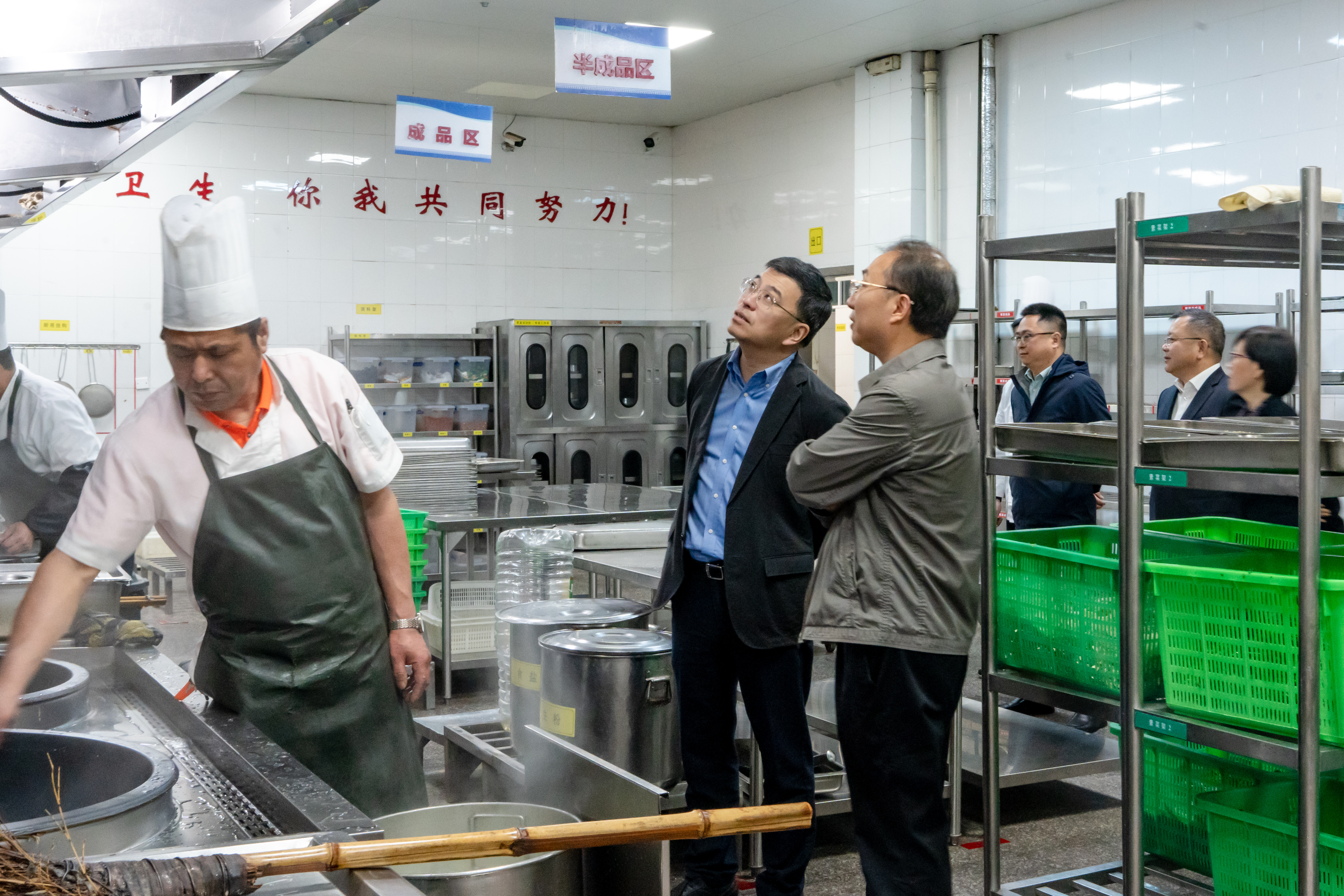 422厅领导调研食堂.jpg 422厅领导调研食堂.jpg